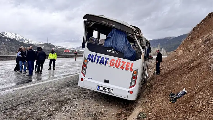 Oltu'da can pazarı servis aracı yamaca çarptı