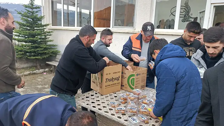 Oltu'da Geleneksel Lokma İkramı Sanayi Camii'nde Gerçekleştirildi