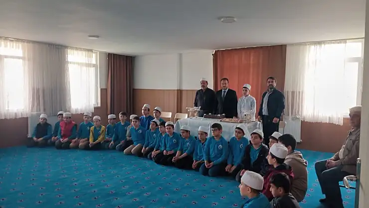 Oltu'da Hafızlık Coşkusu Harun Efe Yılmaz'a Törenle Belgeleri Takdim Edildi