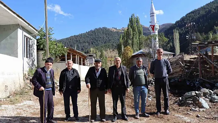 Oltu'da Mahalleli Yol Sorununa Çare Bekliyor: Ambulans Bile Giremiyor