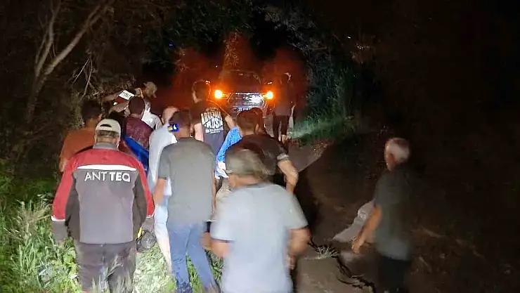 Oltu'da otomobil sel sularına kapıldı: Sürücü araçtan zıpladı, eşi ise akıntıya kapıldı