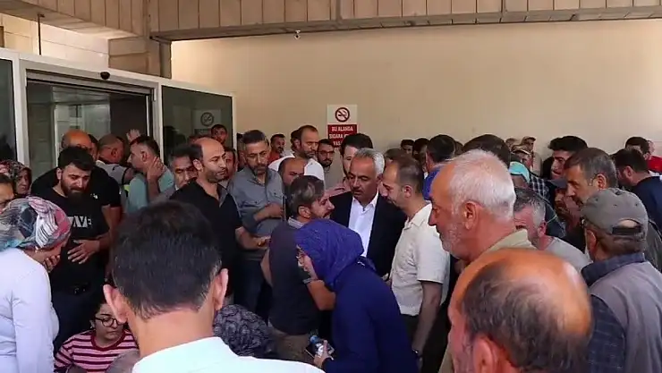 Oltu'daki taş ocağındaki göçükte 3 işçi hayatını kaybetti, yakınları hastane önünde gözyaşlarına boğuldu