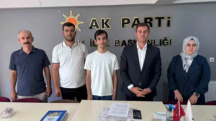 Oltu'dan YKS'de Türkiye 995'incisi olan Mehmet Akif Üstün'e AK Parti'den burs desteği geldi