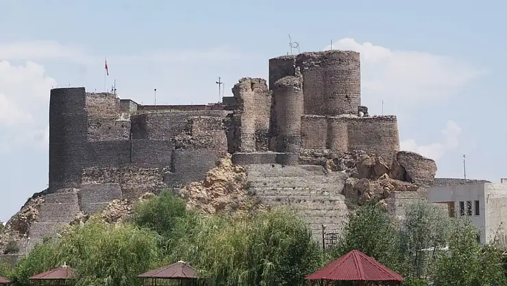 Oltu Kalesi, Yıkılma Tehlikesiyle Karşı Karşıya Kaldı