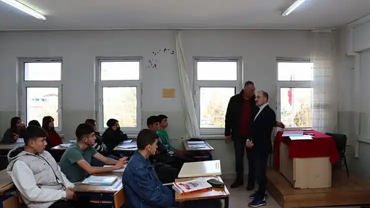 Oltu Kaymakamı Mustafa Çelik, Hafta Sonu Destekleme ve Yetiştirme Kurslarını Ziyaret Etti