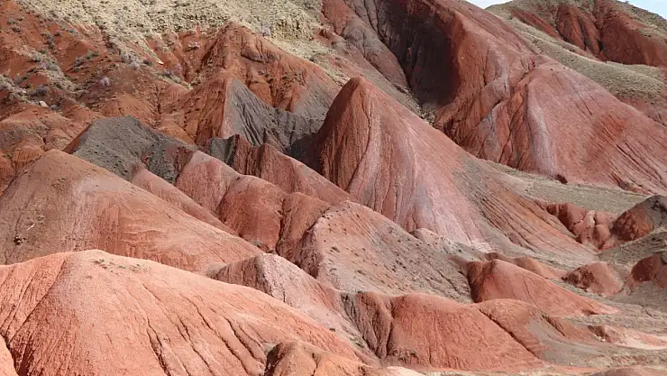 Oltu'nun gökkuşağı tepeleri doğa tutkunlarını ağırlıyor