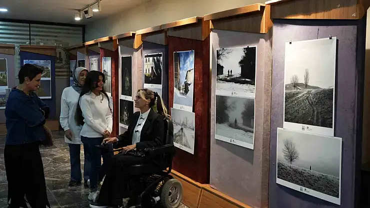Omurilik rahatsızlığına rağmen fotoğraf sergisi açan Dilek Çimen'in hayat hikayesi umut veriyor