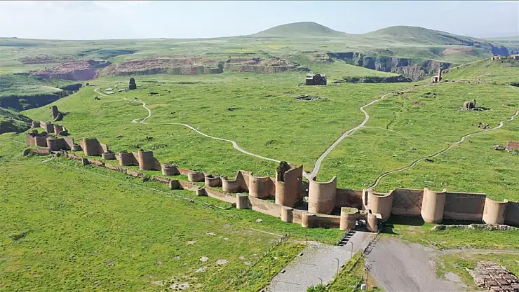 Önemli Tarih Hazinesi: Ani Ören Yeri'ndeki Asırlık Surlar Hâlâ Göz Kamaştırıyor!