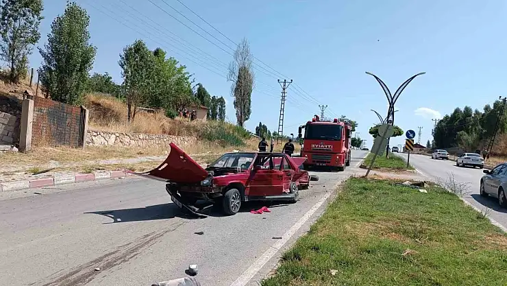 Otomobil ile kamyonetin çarpışması sonucu 4 kişi yaralandı