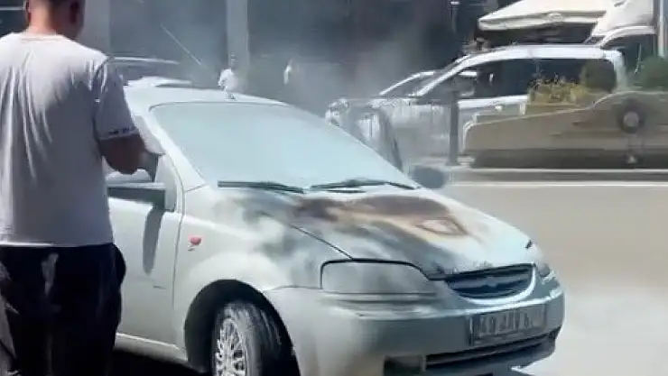 Otomobilin Motoru Alev Alev Yandı, Vatandaşların Cesur Müdahalesi ile Yangın Söndürüldü