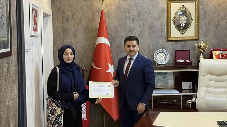 Özalp Kaymakamı Rahmi Bulut'tan Türkiye İkincisi Kur'an Kursu Öğreticisine Teşekkür Belgesi