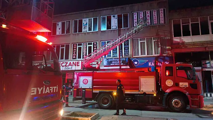 Özalp'taki pasajda çatı yangını paniğe neden oldu, müdahale ile söndürüldü