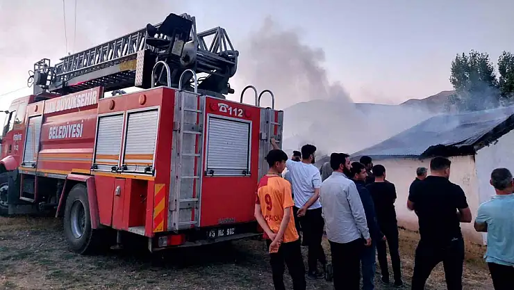 Özalp'te elektrik kontağından çıkan yangın evi tamamen yaktı, maddi hasar meydana geldi.