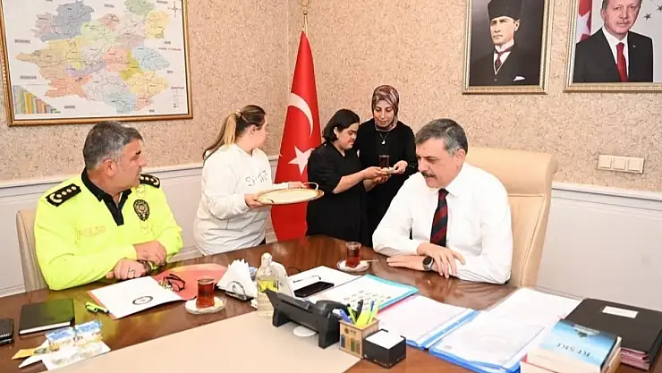 Özel çocuklar Erzurum Valiliği'nde görevde: Çağla ve Elif misafirlere hizmet veriyor