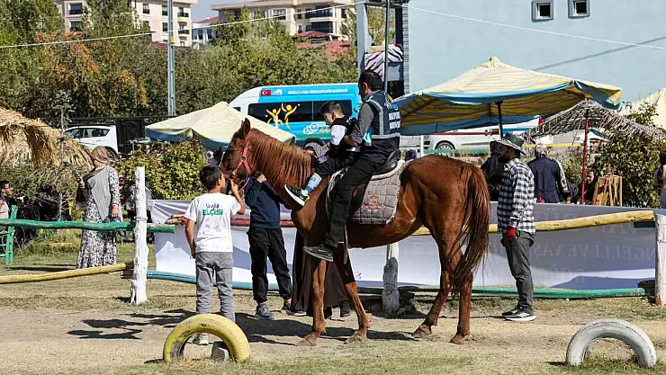 Özel Gereksinimli Çocuklar Ata Binerken Hayallerine Kavuştu