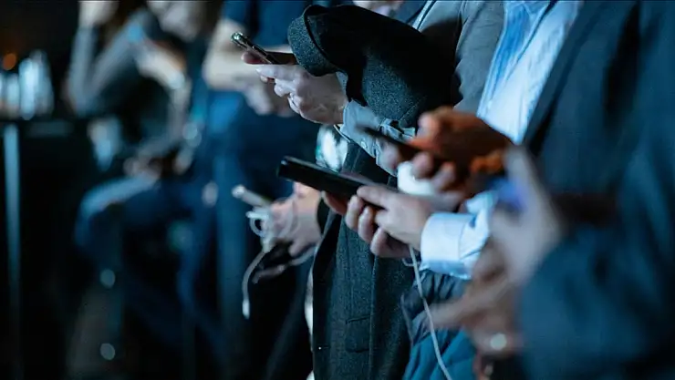 Parasosyal ilişkiler neden hızla yayılıyor? Dijital çağın görünmez bağı