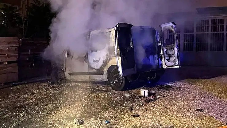 Park Halindeki Araç Kısa Sürede Alevler İçinde Kaldı