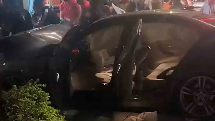 Park halindeki SUV'ye çarpan otomobilin kazasında 1 kişi yaralandı!