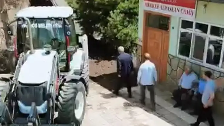 Patnos Alpaslan Camii çevresinde düzenleme çalışmaları devam ediyor