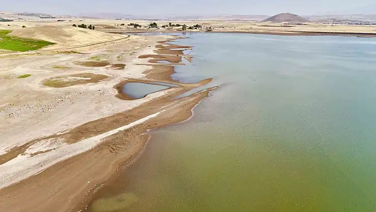 Patnos Barajı'nda endişelendiren manzara