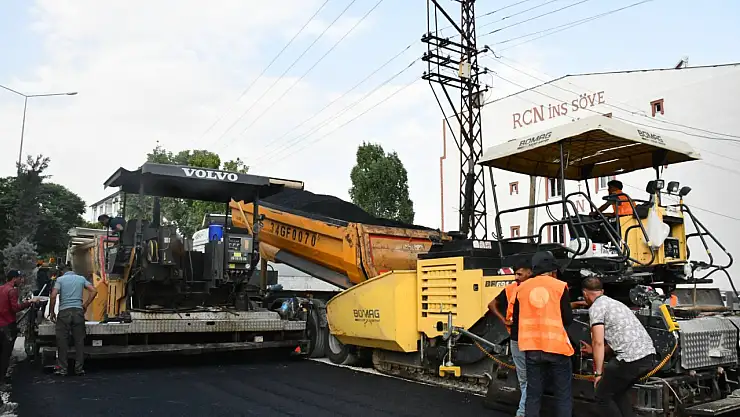 Patnos'ta altyapısı tamamlanan caddelere sıcak asfalt serimi devam ediyor