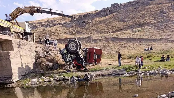 Patnos'ta arpa yüklü traktör dereye yuvarlandı