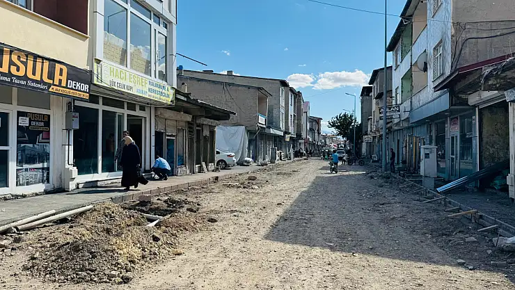Patnos'ta belediye ekipleri modern ulaşım için mesai yapıyor