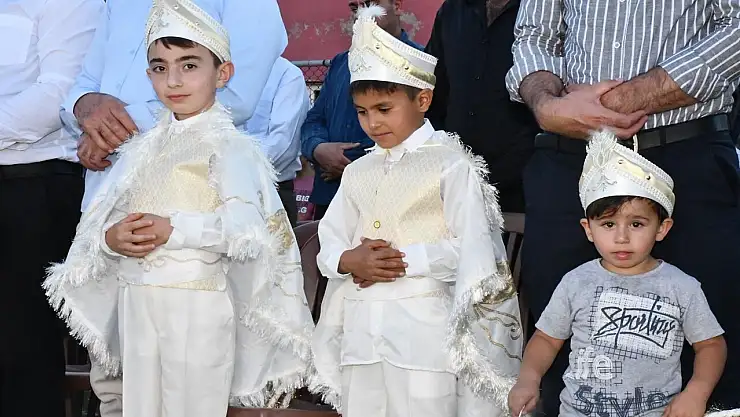 Patnos'ta çocuklar dualarla sünnet edildi, hediyelerle mutlu oldu