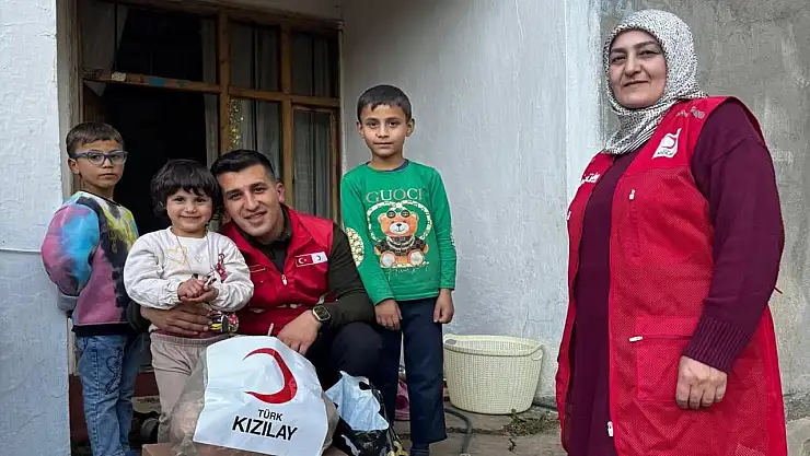 Patnos'ta dayanışma devam ediyor, Kızılay sahada yüzleri güldürüyor