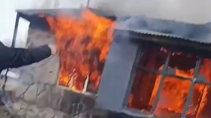 Patnos'ta evden yükselen alevler köyü ayağa kaldırdı