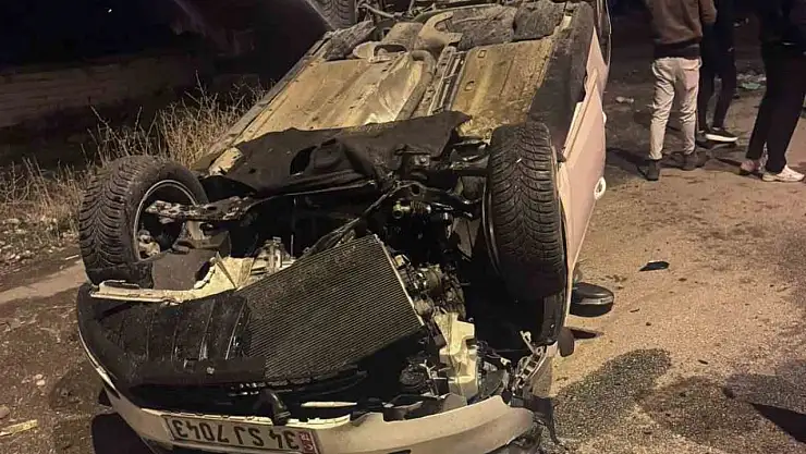 Patnos'ta kontrolden çıkan otomobil kaldırıma savruldu