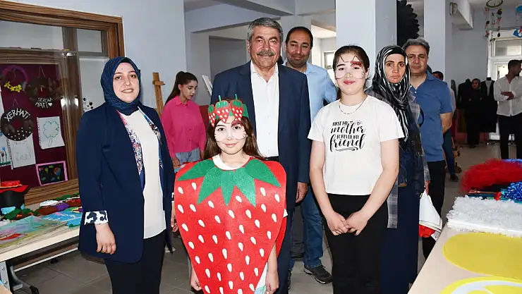 Patnos'ta genç yetenekler sanatlarını sergiyle ortaya koydu