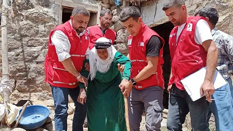 Patnos'ta yalnız yaşayan yaşlı kadına Kızılay'dan şefkat eli