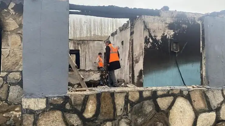 Patnos'ta yangın mağduru aile yalnız bırakılmadı