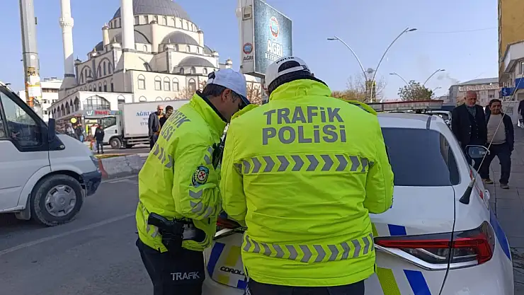 Polis ekipleri Cumhuriyet Caddesi girişinde trafiği yakından denetliyor