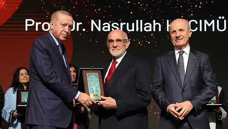Prof. Dr. Hacımüftüoğlu'na İlme ve Talebeye Hizmet ödülü verildi