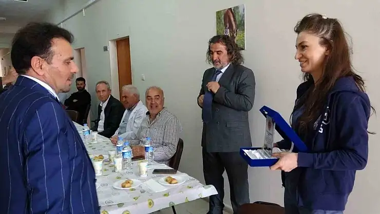 Prof. Dr. İsmail Alkan, 43 yıllık kariyerinin ardından emekli oldu, öğrencileri duygusal bir veda gerçekleştirdi