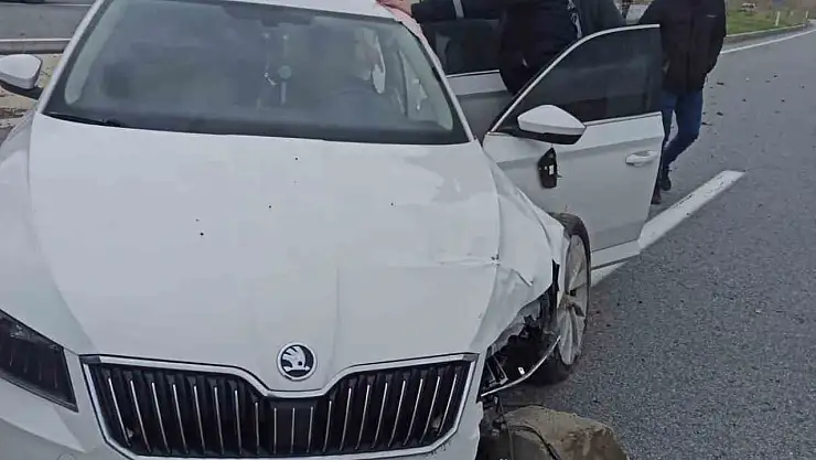 Refüje Çarpan Otomobilde 2 Yaralı, Trafik Kilitlendi