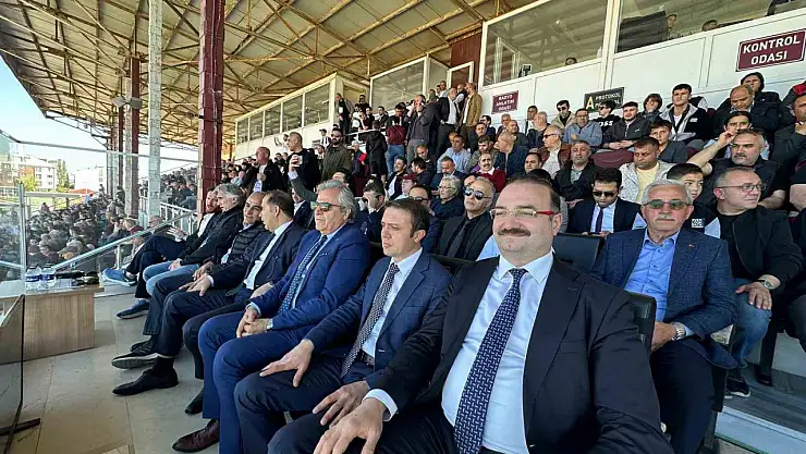 Rektör Hacımüftüoğlu, Erzurumspor'a Moral Vermek İçin Stadyumda