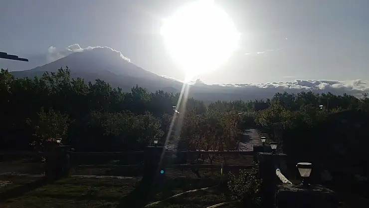 Sabahın ilk ışıklarıyla Ağrı Dağı'nda görsel şölen