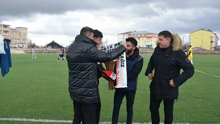 Sahaya attığı pet şişenin isabet ettiği polise çiçek takdim etti
