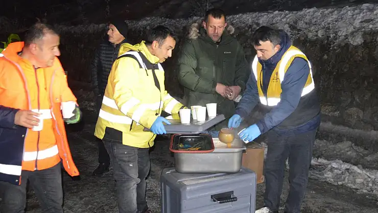 Samsun'da yolda mahsur kalanlara çorba ikram edildi