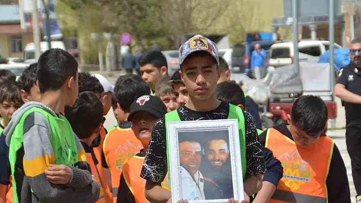 Sarıkamış'ta Uludağ yangınında hayatını kaybeden Usta ailesi için anlamlı yürüyüş düzenlendi