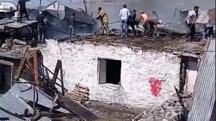 Sarıkamış'ta yangın paniği: İki ev alev alev yandı, köylüler itfaiyeye yardımcı oldu