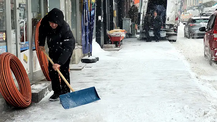 Sarıkamış'ta yoğun kar yağışı etkili oldu