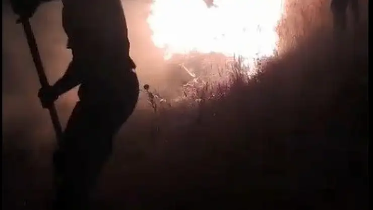 Selim'de Ani Anız Yangını İtfaiye ve Köylülerin Müdahalesiyle Söndürüldü