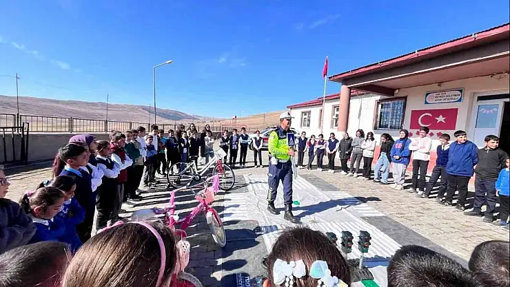 Selim'de Jandarmadan Öğrencilere Trafik Eğitimi ve Güvenli Bisiklet Kullanımına Dikkat