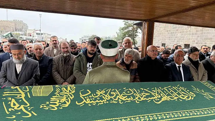 Selma Taş, dualarla son yolculuğuna uğurlandı cenaze namazına kalabalık katılım oldu