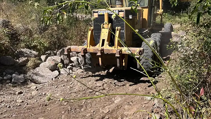 Şenkaya'da Yol Bakım Çalışmalarıyla Ulaşım Daha Güvenli Hale Getirildi
