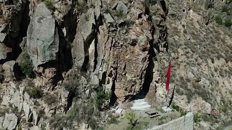 Serinlik Arayanların Gözdesi: Erzurum'daki Soğukluk Mağarası Yıl Boyu Ziyaretçi Akınına Uğruyor
